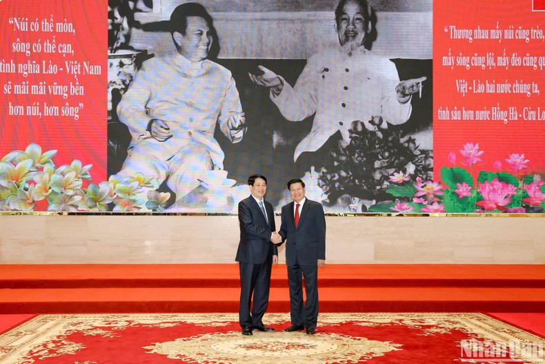 越南国家主席梁强与老挝人民革命党中央委员会总书记、老挝人民民主共和国主席通伦·西苏里共同出席越老友好交流会。 越南国家主席梁强与老挝人民革命党中央委员会总书记、老挝人民民主共和国主席通伦·西苏里共同出席越老友好交流会。