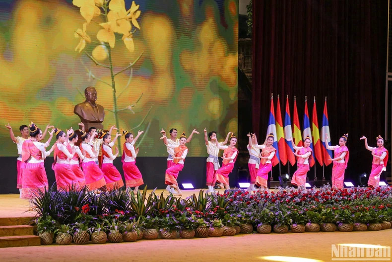 在交流活动上表演的精彩文艺节目。 在交流活动上表演的精彩文艺节目。