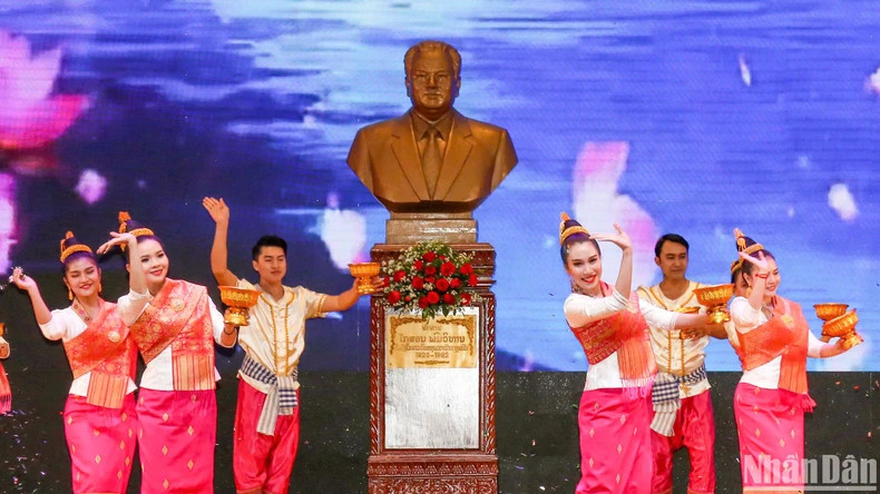 在交流活动上表演的精彩文艺节目。 在交流活动上表演的精彩文艺节目。