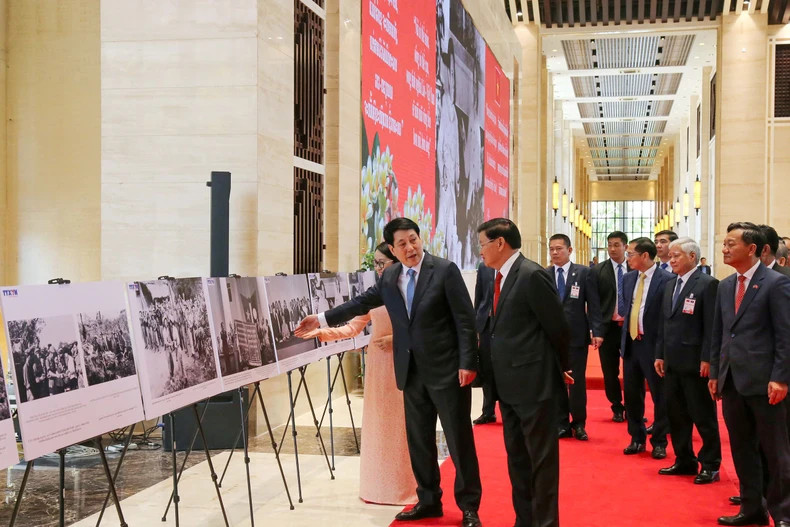 梁强同志和通伦·西苏里同志和代表们一同参观图片展。 梁强同志和通伦·西苏里同志和代表们一同参观图片展。