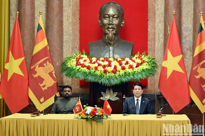 越南国家主席梁强与斯里兰卡总统阿努拉·库马拉·迪萨纳亚克出席两国合作文件签署仪式。