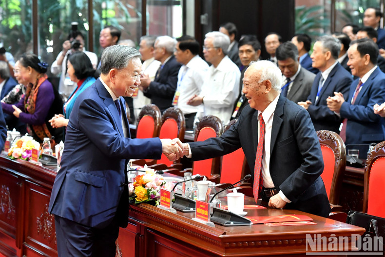 越共中央总书记苏林会见革命老干部、革命有功者和模范优抚家庭代表。