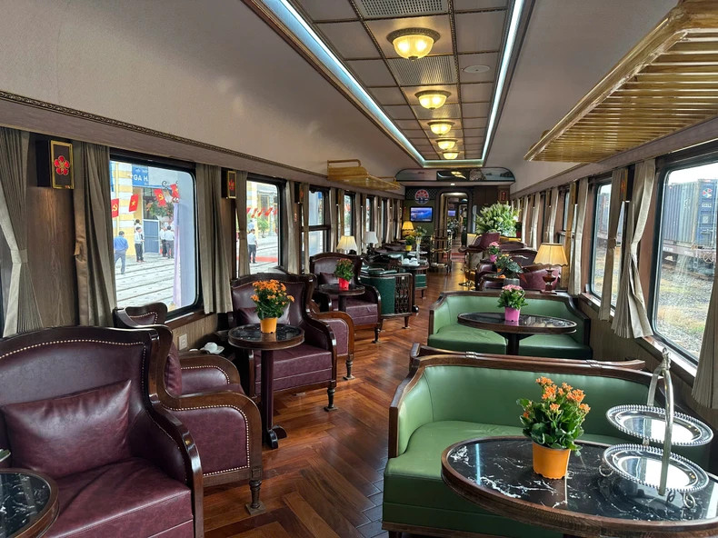 “红凤凰号”豪华列车内部一览。