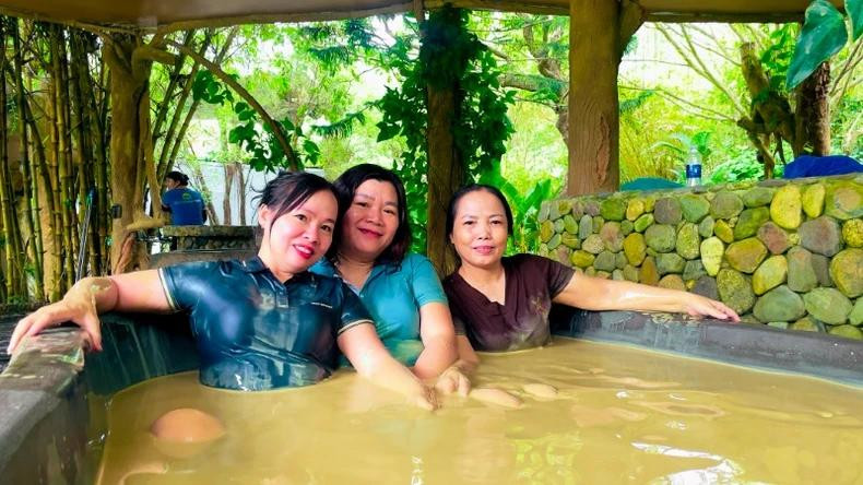 温泉泥浴和健康护理服务始终吸引大量游客。