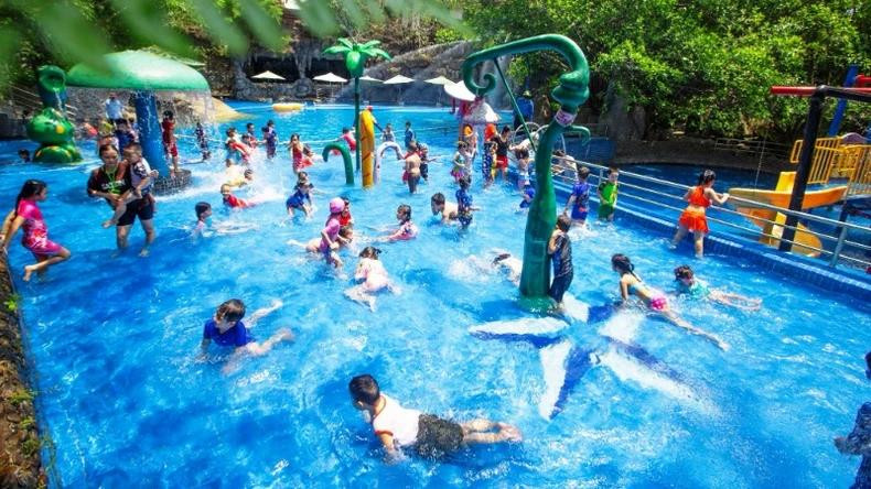 龙湖穴景区，游客可以尽情地泡在温暖的泉水中。