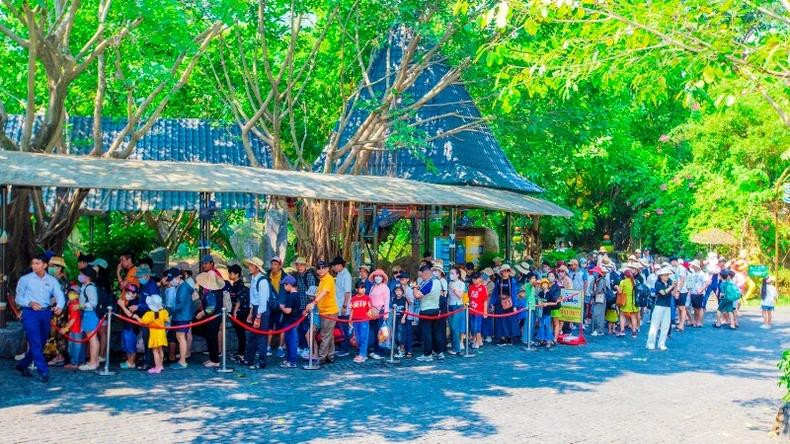 游客排长队等候入园。