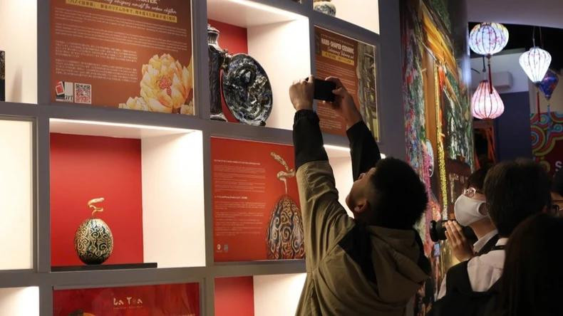 参观者体验2025年世博会上的越南手工艺品展示空间。(图片来源:国际合作局) 参观者体验2025年世博会上的越南手工艺品展示空间。(图片来源:国际合作局)