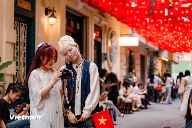 河内年轻人兴致勃勃地在'爱国咖啡馆'打卡 ảnh 7