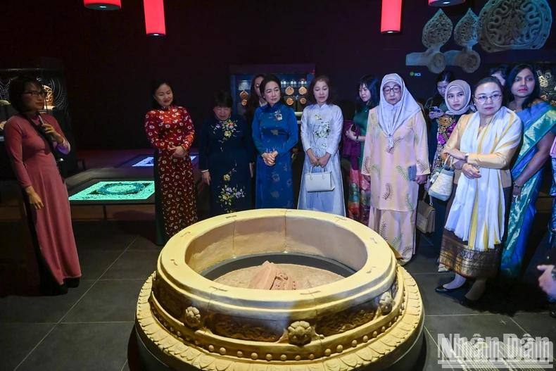 代表们听取关于国会大厦地下考古遗址的介绍,领略升龙古都的文化与建筑遗存。(维玲 摄) 代表们听取关于国会大厦地下考古遗址的介绍,领略升龙古都的文化与建筑遗存。(维玲 摄)