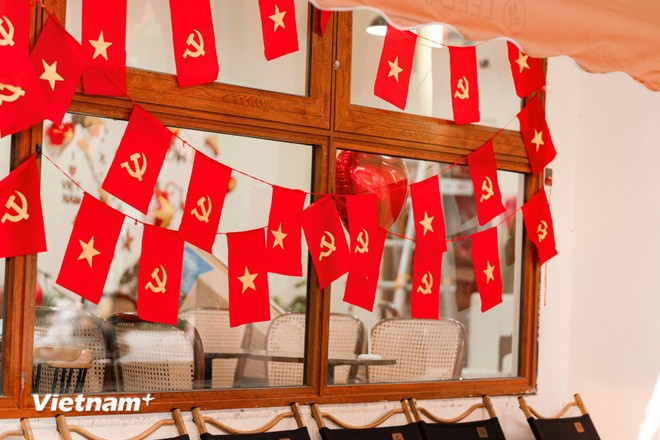 河内年轻人兴致勃勃地在'爱国咖啡馆'打卡 ảnh 4