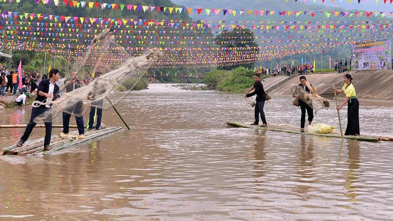 据悉,泰族长期以来有“山上采菜、溪中捉鱼”的生活理念,抛网捕鱼成为他们日常生活中的一项基本技能。(图为:抛网捕鱼比赛) 据悉,泰族长期以来有“山上采菜、溪中捉鱼”的生活理念,抛网捕鱼成为他们日常生活中的一项基本技能。(图为:抛网捕鱼比赛)