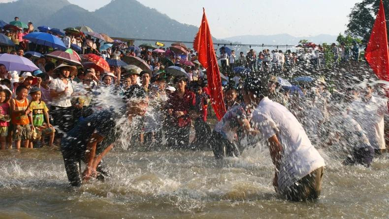 在一些节庆活动中,河流也成为民众休闲娱乐和竞技的场所。(图为:天金邦节上的泼水比赛) 在一些节庆活动中,河流也成为民众休闲娱乐和竞技的场所。(图为:天金邦节上的泼水比赛)