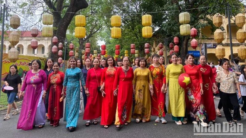 游客参观升龙皇城遗迹区。