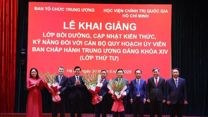 培训班学员代表向党和国家领导同志献花致意。 培训班学员代表向党和国家领导同志献花致意。