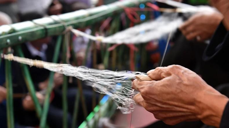 也正因为这些原因,泰族男性非常擅长并精于编织各种捕鱼工具。(图为:编织渔网比赛) 也正因为这些原因,泰族男性非常擅长并精于编织各种捕鱼工具。(图为:编织渔网比赛)