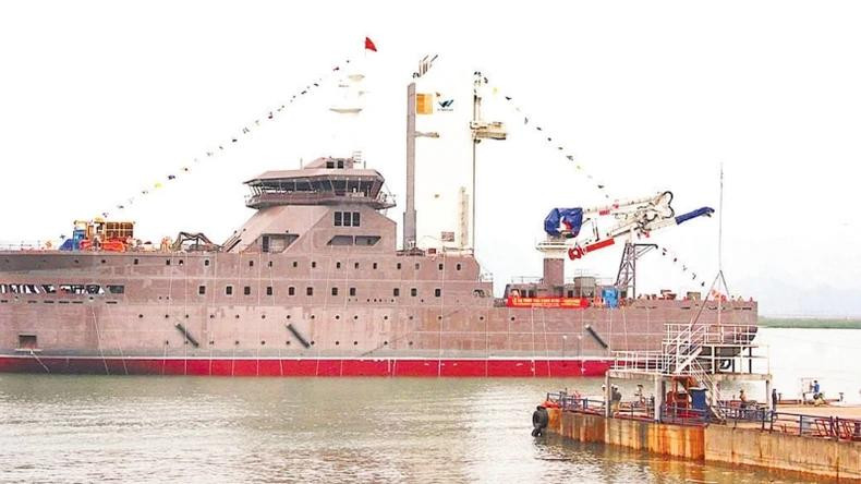 下水由越南企业制造的现代化海上风电服务船。(谢海 摄) 下水由越南企业制造的现代化海上风电服务船。(谢海 摄)