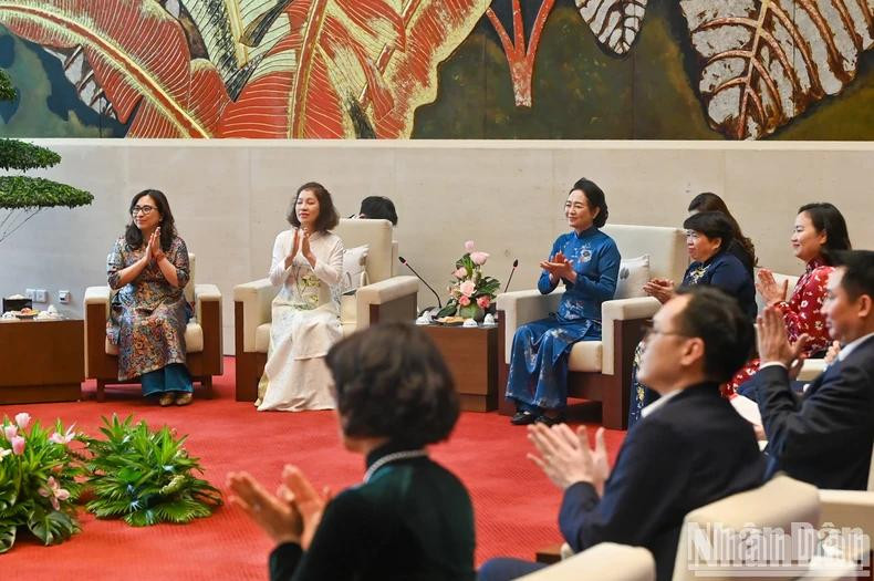 茶艺师向国会主席夫人及AWCH成员介绍了越南茶道的精髓。(维玲 摄) 茶艺师向国会主席夫人及AWCH成员介绍了越南茶道的精髓。(维玲 摄)