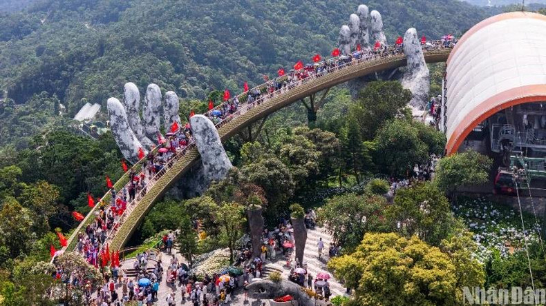 在4·30和5·1五天假期高峰期间，巴拿山Sun World主题乐园迎来大量游客。