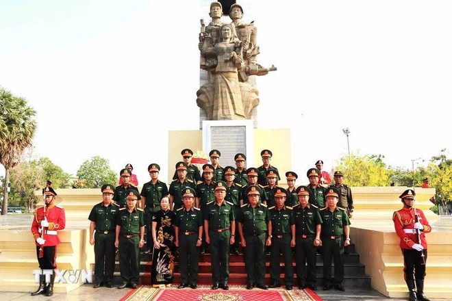 第七军区工作代表团在柬越友谊纪念碑前合影。(图片来源:越通社) 第七军区工作代表团在柬越友谊纪念碑前合影。(图片来源:越通社)