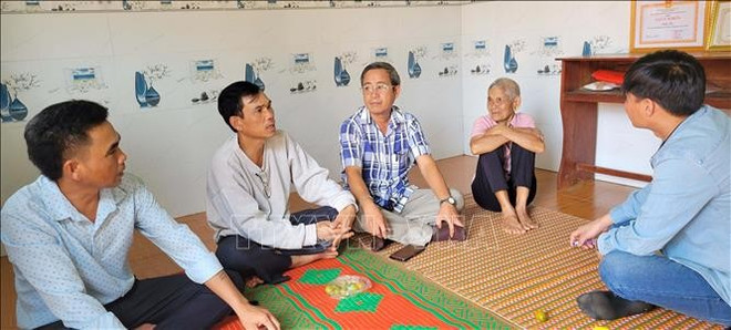 Ro Mah Thuy和他的母亲 Ro Mah H'Phin回忆了他们一家人从柬埔寨逃到越南的艰辛旅程。(图片来源:越通社) Ro Mah Thuy和他的母亲 Ro Mah H'Phin回忆了他们一家人从柬埔寨逃到越南的艰辛旅程。(图片来源:越通社)