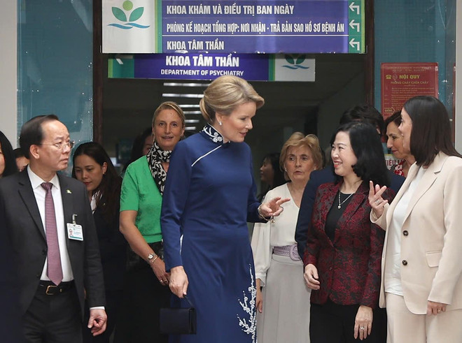 王后玛蒂尔德与越南卫生部长陶红兰交谈。（图片来源：越通社）