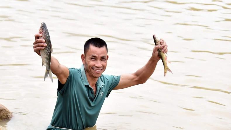 也正因如此,鱼成为泰族人日常餐桌上的常见菜肴,同时也是他们举行神圣仪式时不可或缺的供品之一。(图为:展示捕鱼“战利品”) 也正因如此,鱼成为泰族人日常餐桌上的常见菜肴,同时也是他们举行神圣仪式时不可或缺的供品之一。(图为:展示捕鱼“战利品”)