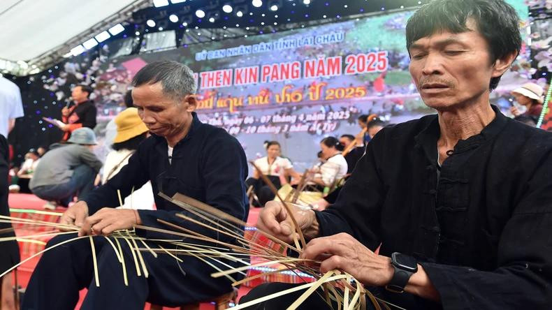 他们可以说是日常生活器具制作方面的“民间工匠”,擅长编织用于捕鱼、储鱼的篮子、鱼笼以及 干鱼 等传统工具。(图为:干鱼储存器具编织比赛) 他们可以说是日常生活器具制作方面的“民间工匠”,擅长编织用于捕鱼、储鱼的篮子、鱼笼以及 干鱼 等传统工具。(图为:干鱼储存器具编织比赛)