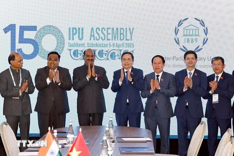 国会主席陈青敏与印度人民院议长奥姆·博拉同各位代表合影。