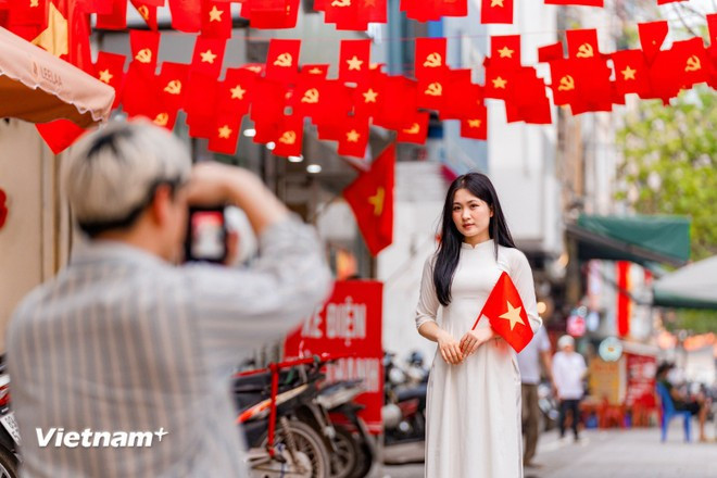 河内年轻人兴致勃勃地在'爱国咖啡馆'打卡 ảnh 6