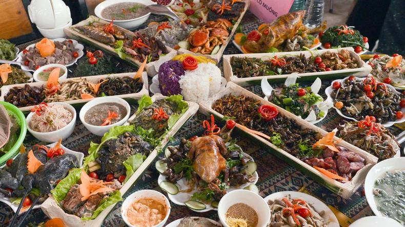 无论是日常餐食还是节庆宴席,泰族女性都展现出出色的料理手艺。餐桌上常常可见来自河流溪涧的丰富食材,如鱼、虾、石苔、石虫、螺、青蛙等。(图为:传统美食比赛) 无论是日常餐食还是节庆宴席,泰族女性都展现出出色的料理手艺。餐桌上常常可见来自河流溪涧的丰富食材,如鱼、虾、石苔、石虫、螺、青蛙等。(图为:传统美食比赛)