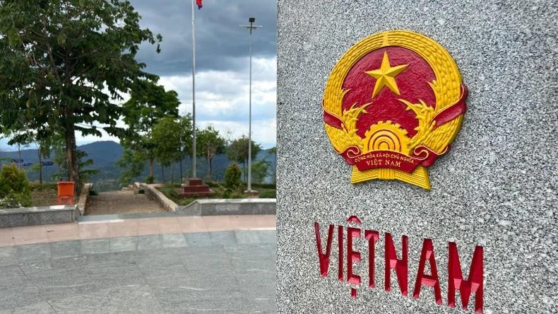 界碑上庄重镌刻着我国国徽和国名。