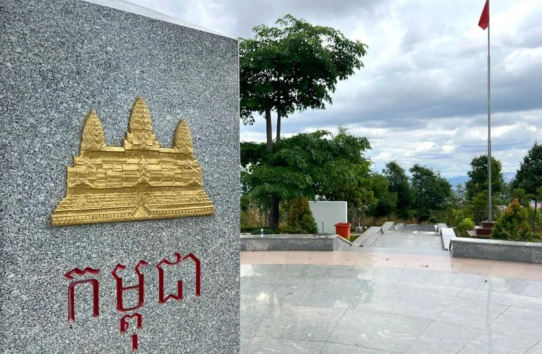 界碑上的柬埔寨国徽。
