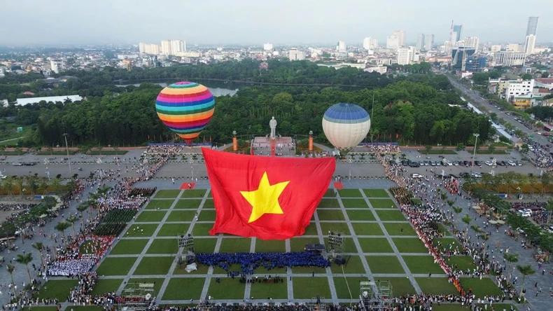 这是义安省首次在胡志明主席诞辰之际,以如此规模举行国旗升空活动。 这是义安省首次在胡志明主席诞辰之际,以如此规模举行国旗升空活动。