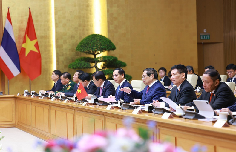 范明正总理在会议上发表讲话。