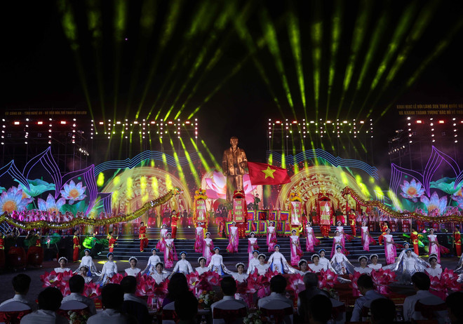 开幕式上的文艺演出。(图片来源:越通社) 开幕式上的文艺演出。(图片来源:越通社)