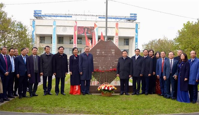 苏林总书记和夫人一行在黎笋总书记纪念碑前敬献鲜花。(图片来源:越通社) 苏林总书记和夫人一行在黎笋总书记纪念碑前敬献鲜花。(图片来源:越通社)