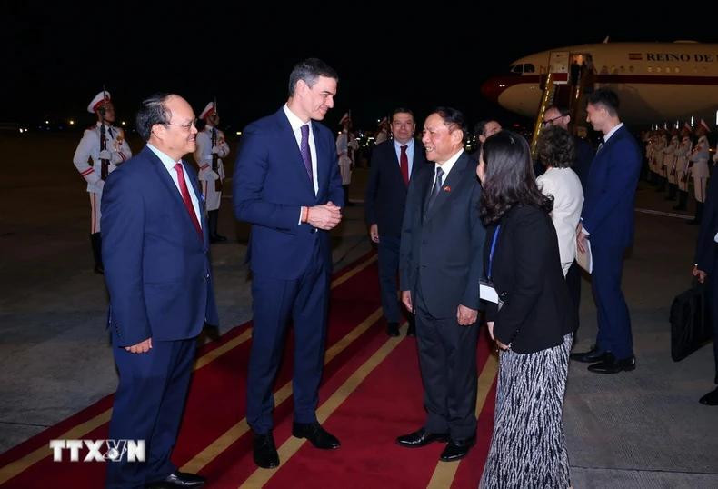 越南文化体育与旅游部部长阮文雄前往河内内排国际机场迎接西班牙首相佩德罗·桑切斯。(图片来源:越通社) 越南文化体育与旅游部部长阮文雄前往河内内排国际机场迎接西班牙首相佩德罗·桑切斯。(图片来源:越通社)