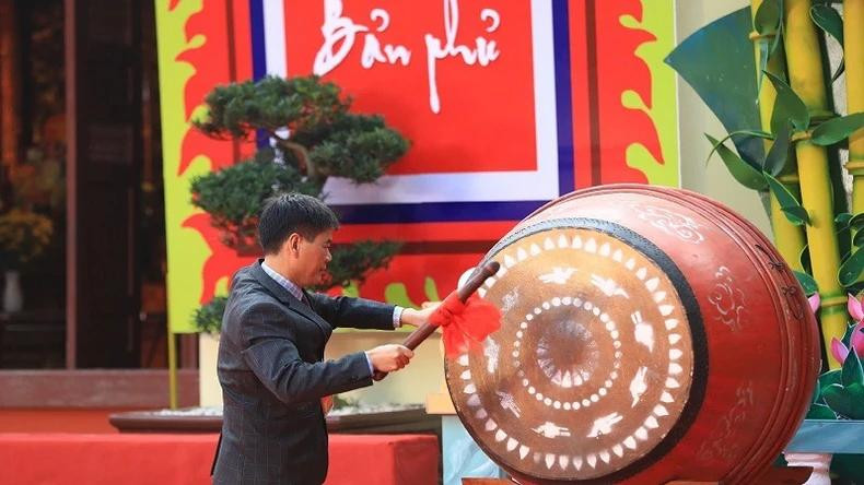 奠边县人民委员会主席阮太平击鼓宣布庙会开幕。 奠边县人民委员会主席阮太平击鼓宣布庙会开幕。
