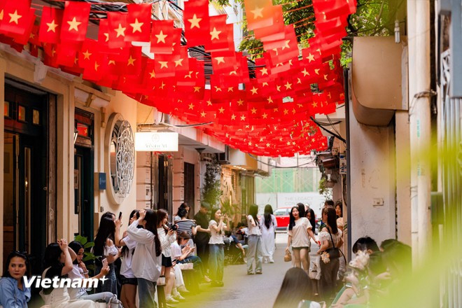 河内年轻人兴致勃勃地在'爱国咖啡馆'打卡 ảnh 5