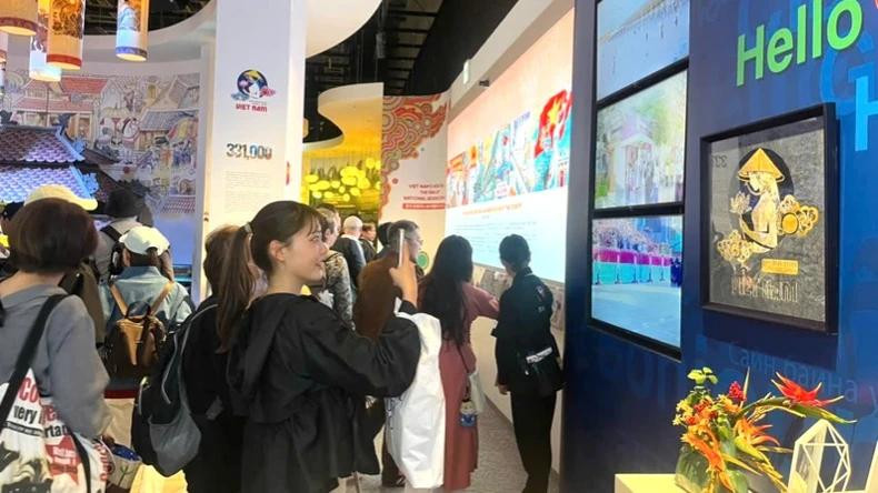 游客欣赏越南银豆画作品(图片来源:国际合作局) 游客欣赏越南银豆画作品(图片来源:国际合作局)