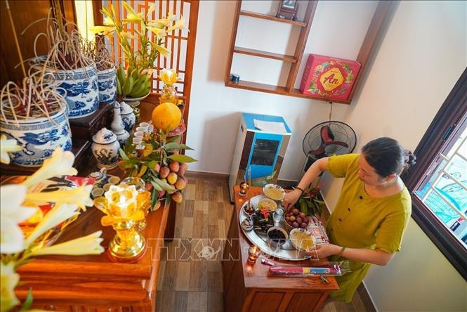 端午节的祭品托盘是子孙表达孝敬与感恩之情的一种方式。根据各地风俗的不同,祭品也有所不同。 端午节的祭品托盘是子孙表达孝敬与感恩之情的一种方式。根据各地风俗的不同,祭品也有所不同。