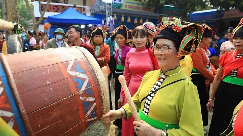 奠边县各民族人民共庆庙会盛况。 奠边县各民族人民共庆庙会盛况。