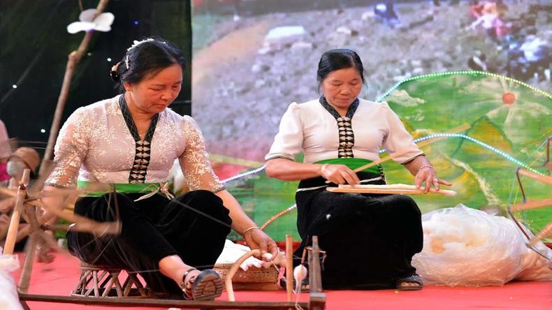 在家庭生活中,泰族男性多从事捕鱼、重体力劳动,而女性则擅长纺纱织布,承担家务与照顾家庭等职责。(图为:纺纱比赛) 在家庭生活中,泰族男性多从事捕鱼、重体力劳动,而女性则擅长纺纱织布,承担家务与照顾家庭等职责。(图为:纺纱比赛)