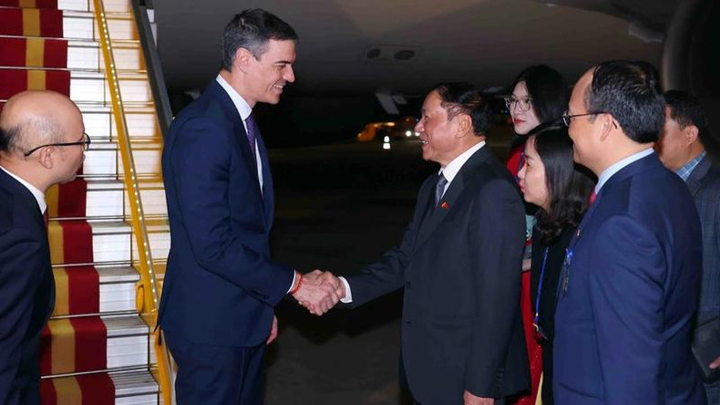 越南文化体育与旅游部部长阮文雄前往河内内排国际机场迎接西班牙首相佩德罗·桑切斯。(图片来源:越通社) 越南文化体育与旅游部部长阮文雄前往河内内排国际机场迎接西班牙首相佩德罗·桑切斯。(图片来源:越通社)