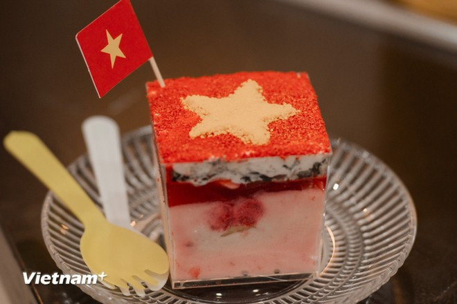 河内年轻人兴致勃勃地在'爱国咖啡馆'打卡 ảnh 8