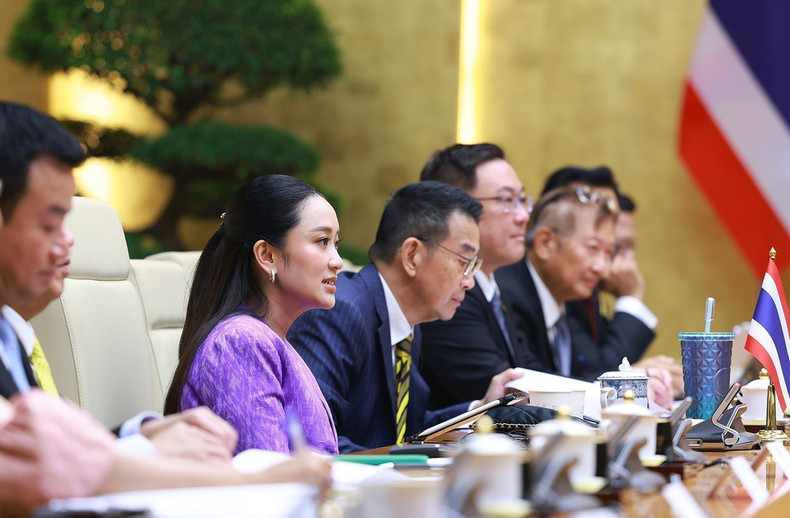 泰国总理佩通坦·钦那瓦在会议上发表讲话。