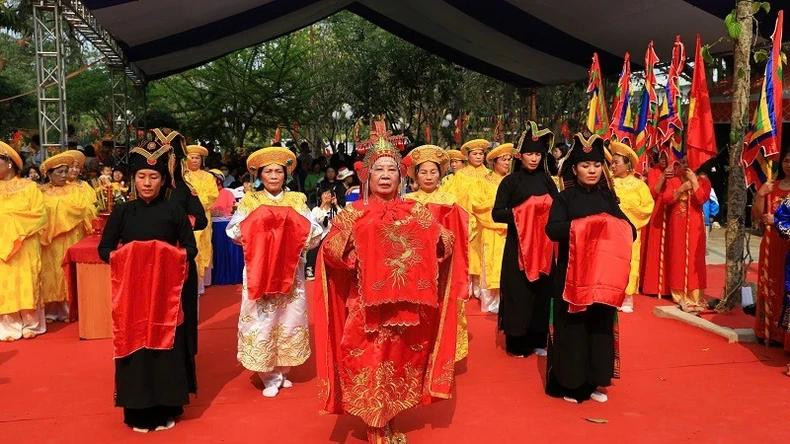 奠边县德高望重的长者和当地民众进行祭祀仪式。 奠边县德高望重的长者和当地民众进行祭祀仪式。