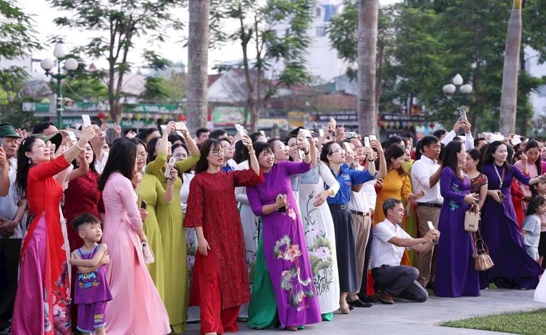 国旗敬礼仪式及国旗升空活动受到广大群众的热切关注和积极参与。 国旗敬礼仪式及国旗升空活动受到广大群众的热切关注和积极参与。