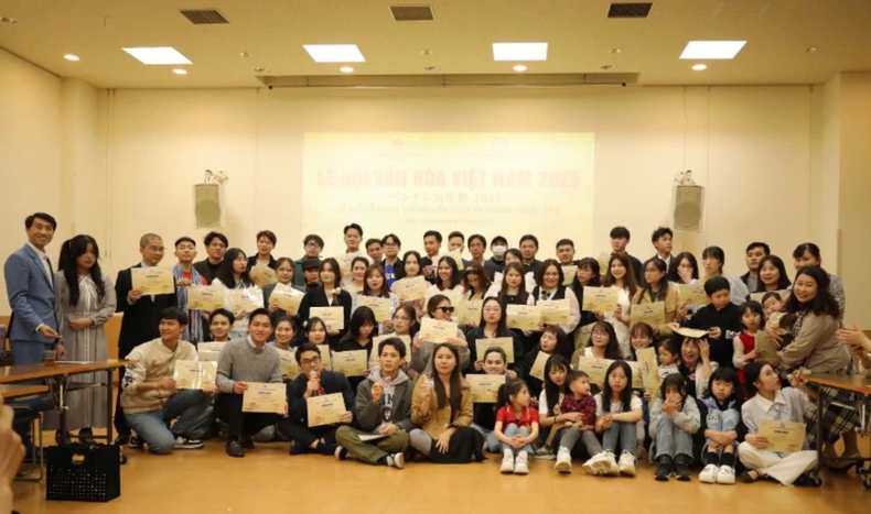 越南关西地区越侨总会向近50名在节日筹备工作中作出积极贡献的个人、组织、企业及志愿者团体颁发感谢状。