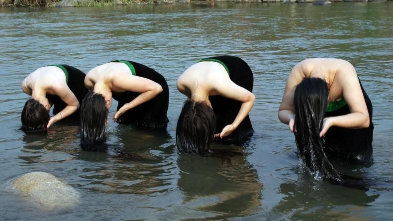 再现泰族女性在溪边洗发的传统习俗。 再现泰族女性在溪边洗发的传统习俗。